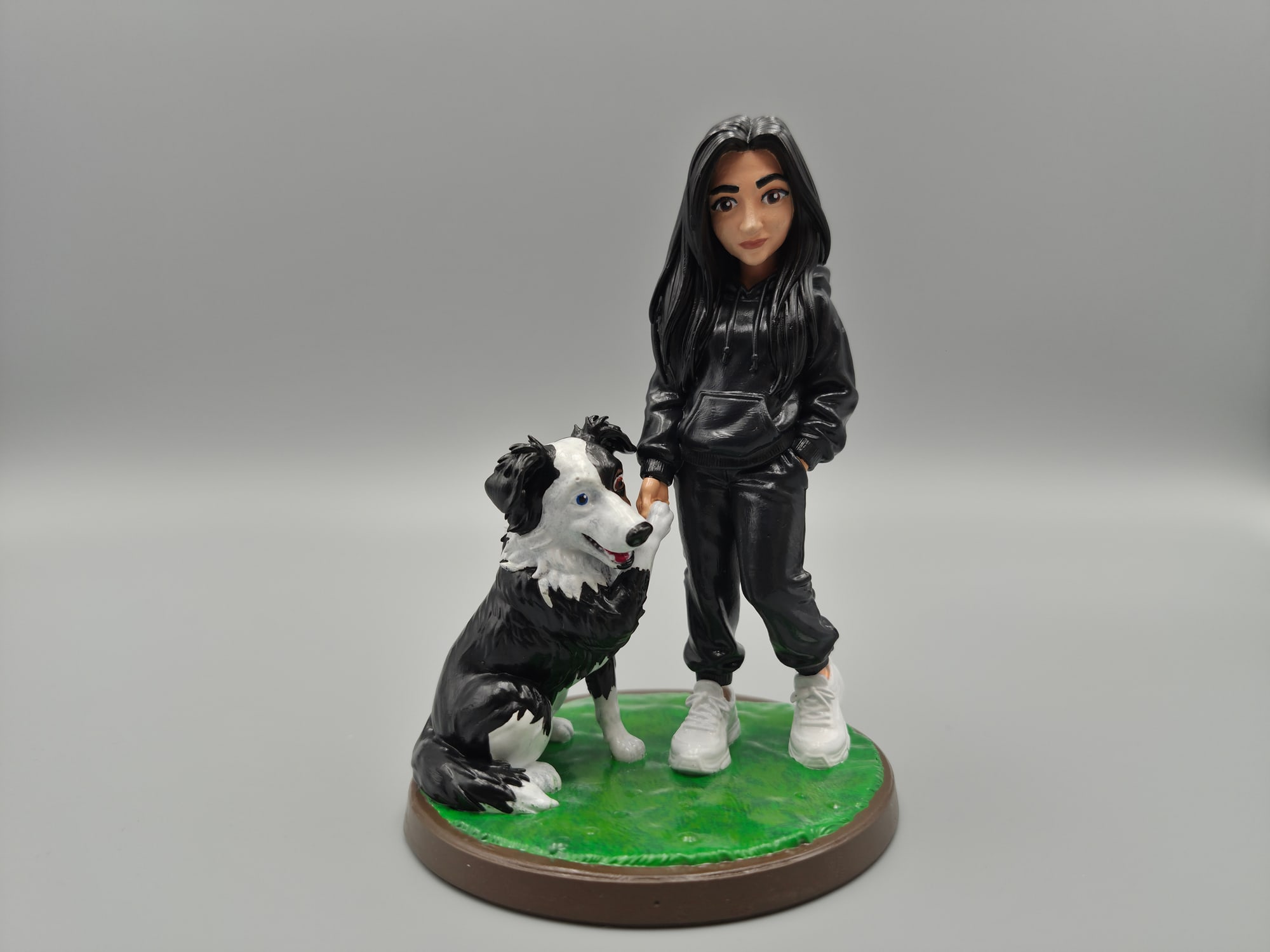 Personalizowana figurka kobiety z czarno-białym psem